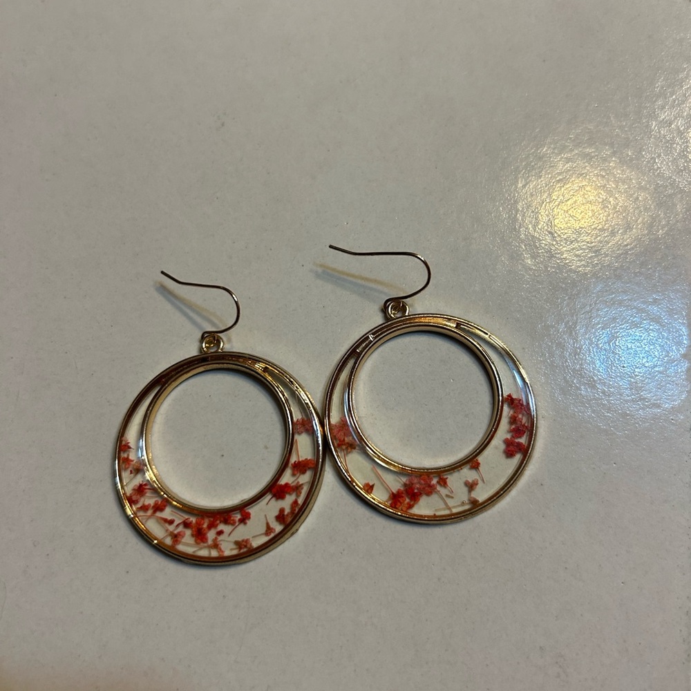 Elegant Gold and Red resin Floral Hoop Earrings